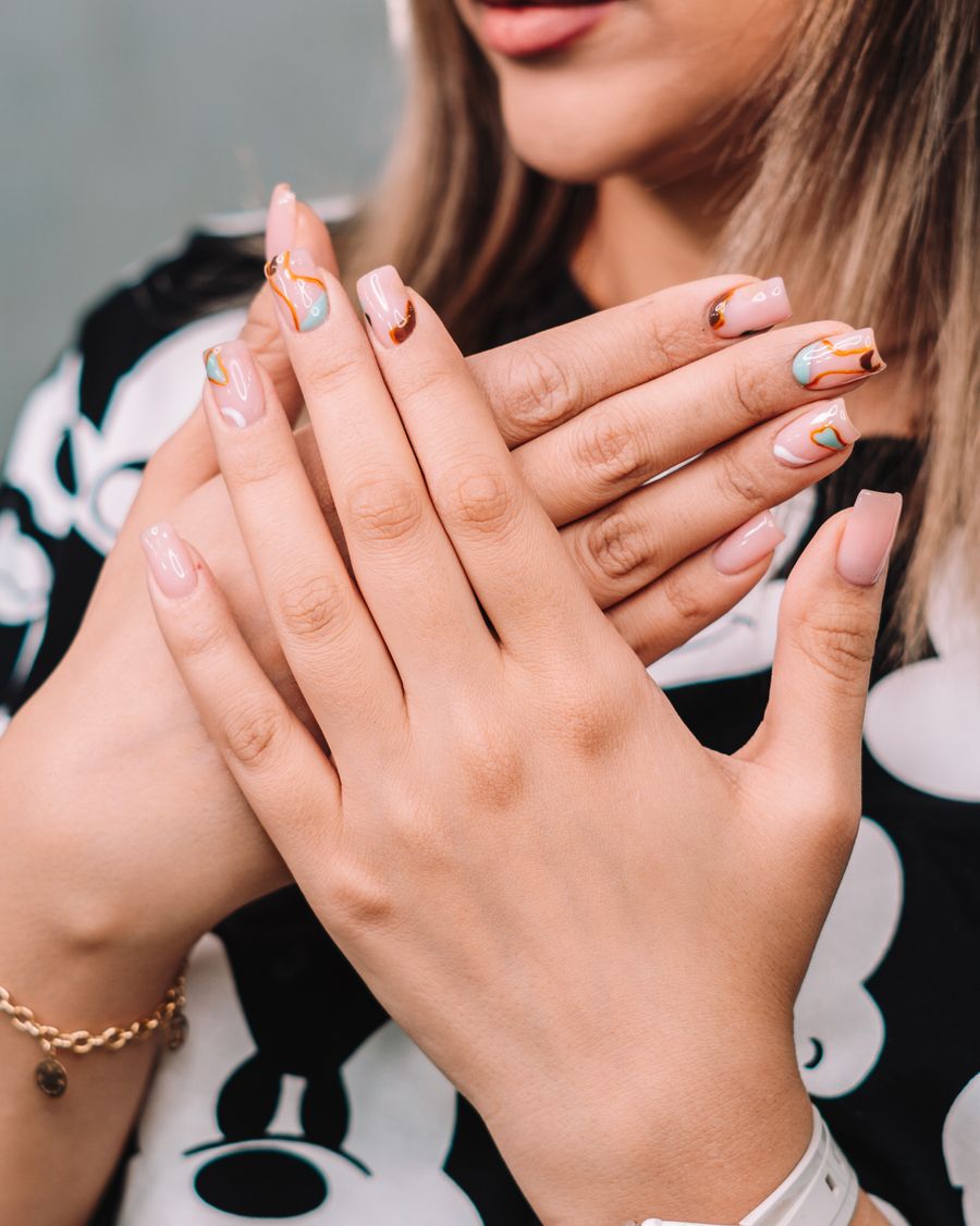 Pastel tonlarda modern nail art