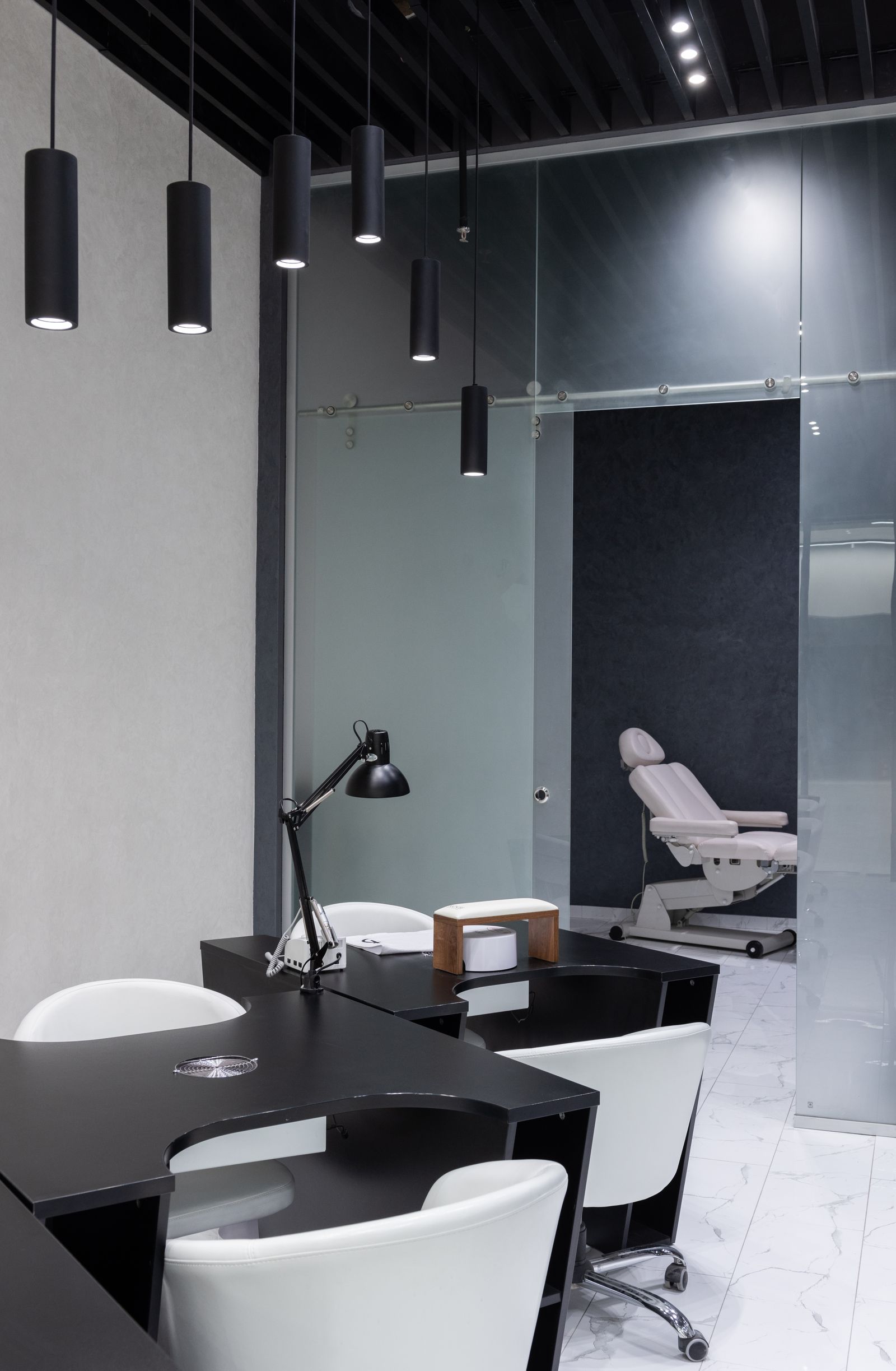 Modern nail art salon atmosferi